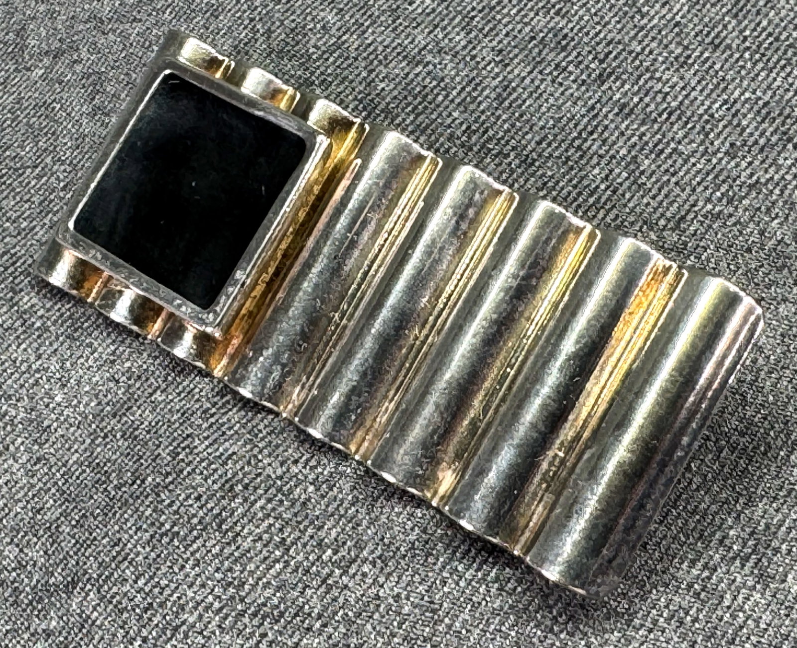 Vintage 1980s Accordion Silver Plated Black Enamel Brooch Pin. #p: Vintage 1980s Accordion Silver Plated Black Enamel Brooch Pin. Unmarked. For measures please refer to the pictures taken with a measuring tape. Weight: 24 Grams. IN HOUSE FLAT SHIPPING & HANDLING COST