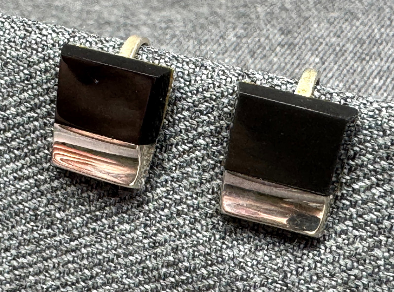 Mexican Vintage Modernist Alpaca Lucite Screw Back Earrings. #p: Mexican Vintage Modernist Alpaca Black Lucite Square Screw Back Earrings.Silver-tone. Marked. For measures please refer to the pictures taken with a measuring tape. Weight: 5 Grams. IN HOUSE FLAT SHIP