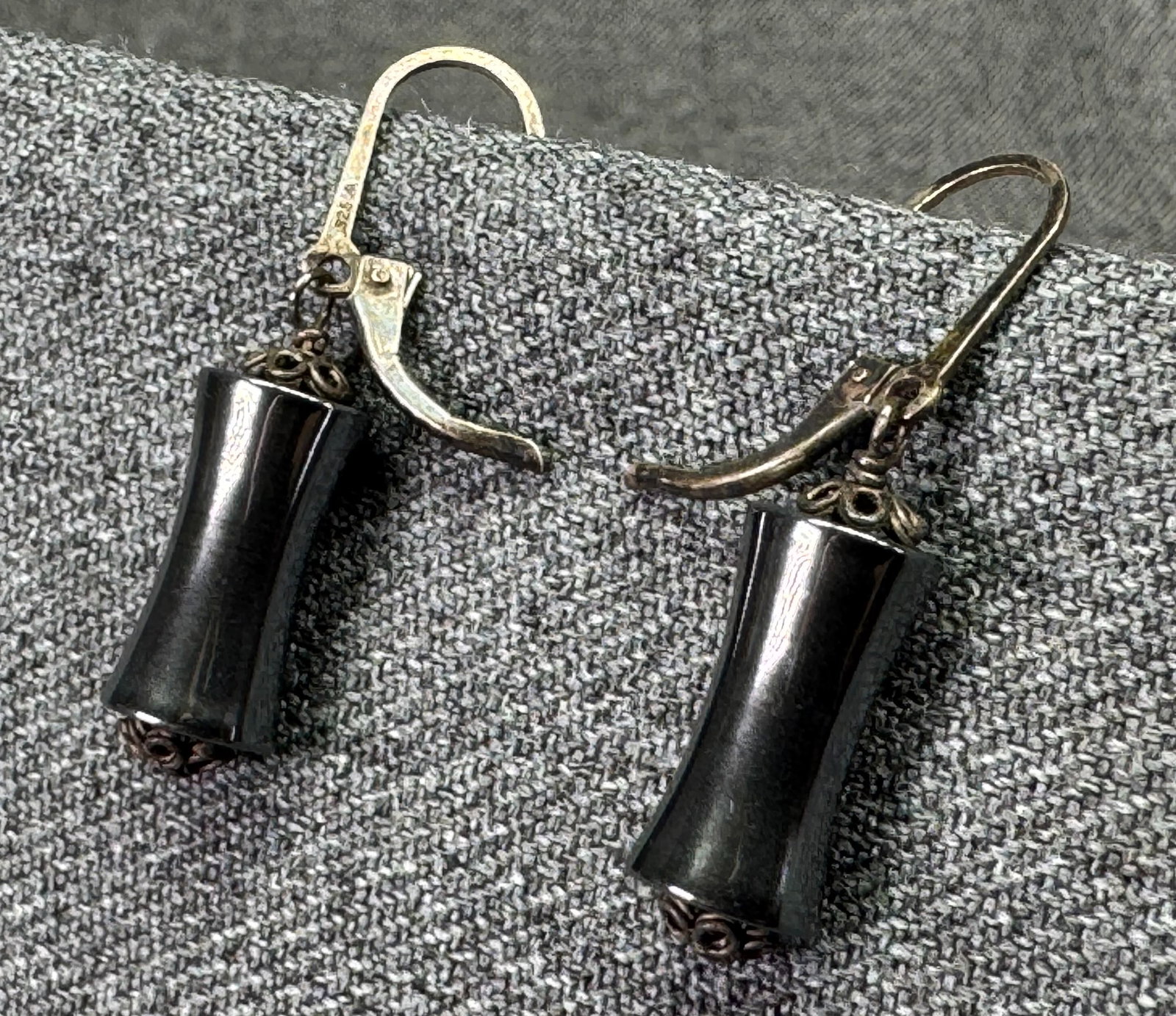 Artisan Art Deco Style Sterling Silver Hematite Drop Earrings #p: Artisan Art Deco Style 925 Sterling Silver Hematite Drop Earrings. Marked. For measures please refer to the pictures taken with a measuring tape. Weight: 7 Grams. IN HOUSE FLAT SHIPPING & HANDLING COS