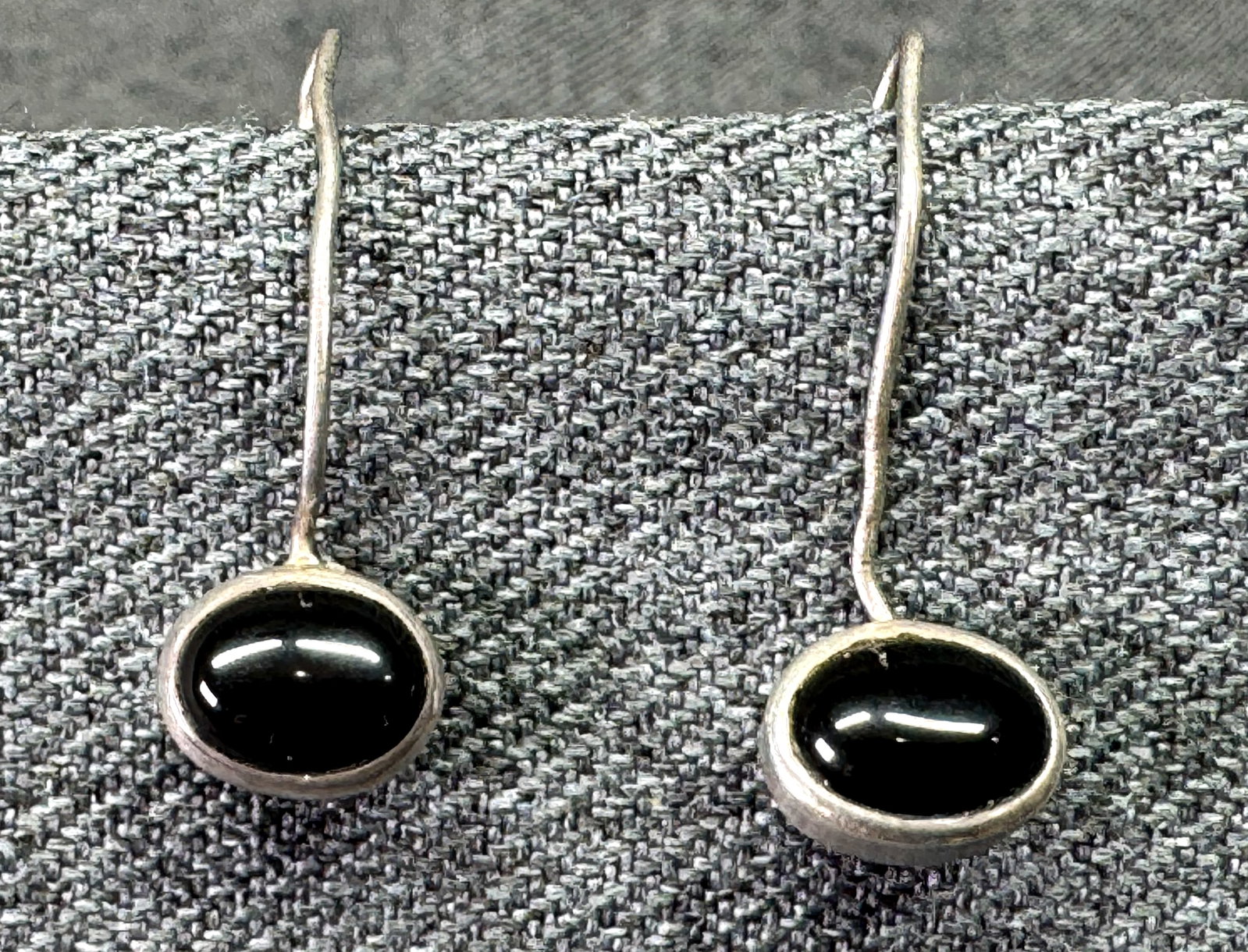 Vintage Modernist Sterling Silver Oval Black Onyx Drop Earrings. #p: Vintage Modernist Sterling Silver Oval Black Onyx Drop Earrings. Marked. For measures please refer to the pictures taken with a measuring tape. Weight: 2.76 Grams. IN HOUSE FLAT SHIPPING & HANDLING CO