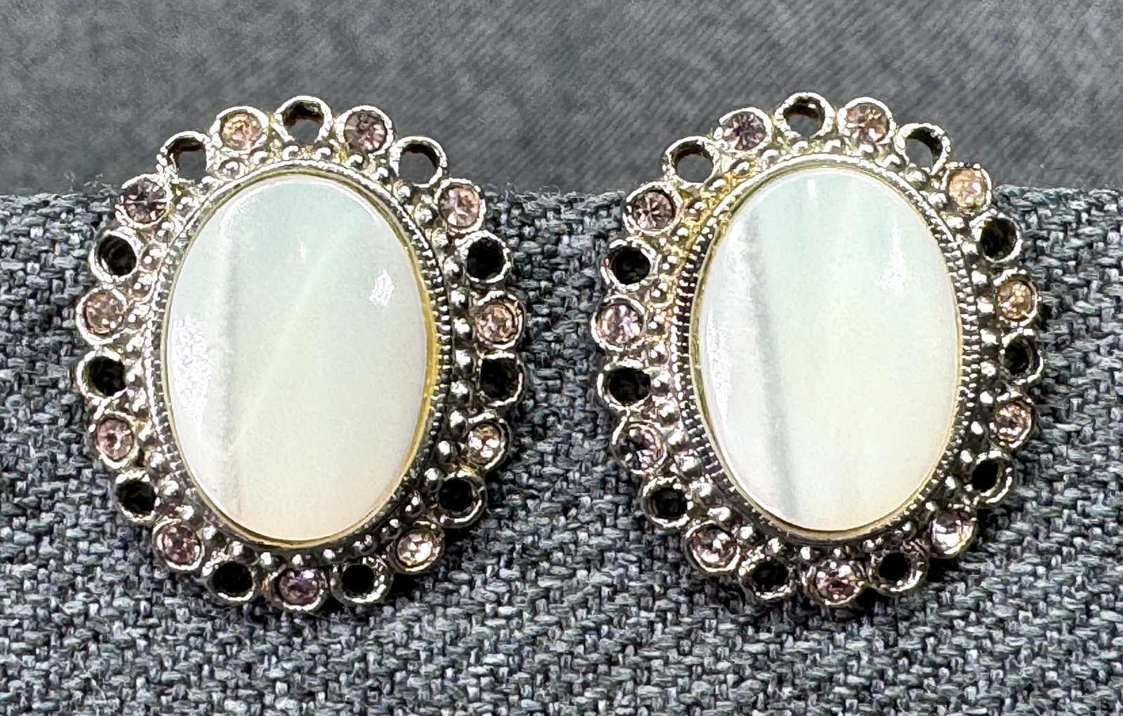 1928 Brand Vintage Victorian Faux Mother of Pearl Clip On Earrings. #p: 1928 Brand Vintage Victorian Faux Mother of Pearl Clip On Earrings. Silver-tone. Unmarked. For measures please refer to the pictures taken with a measuring tape. Weight: 8 Grams. IN HOUSE FLAT SHIPPIN