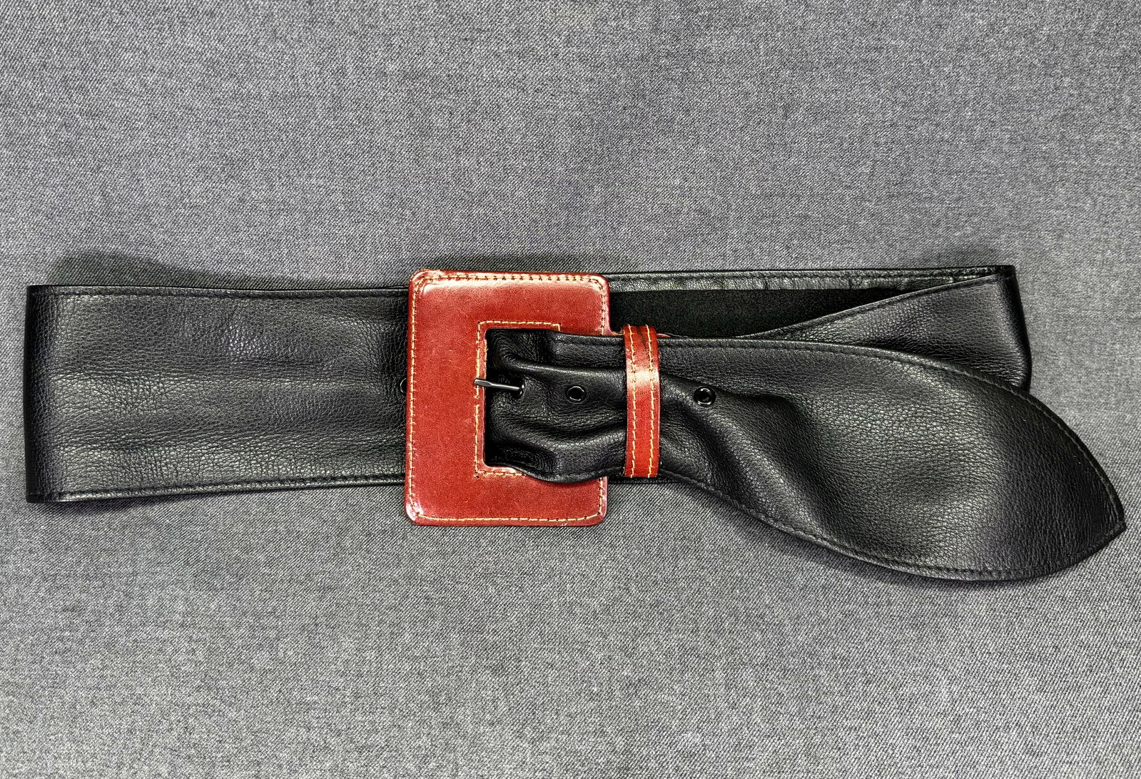Y.A.L. New York Retro Style Leather Wide Statement Cinch Waist Belt. *p: Y.A.L. New York Retro Style Two Tone Leather Wide Statement Cinch Waist Belt. Holes from 28.5" to 33.5" for waist dimensions. Label. For measures please refer to the pictures taken with a measuring ta