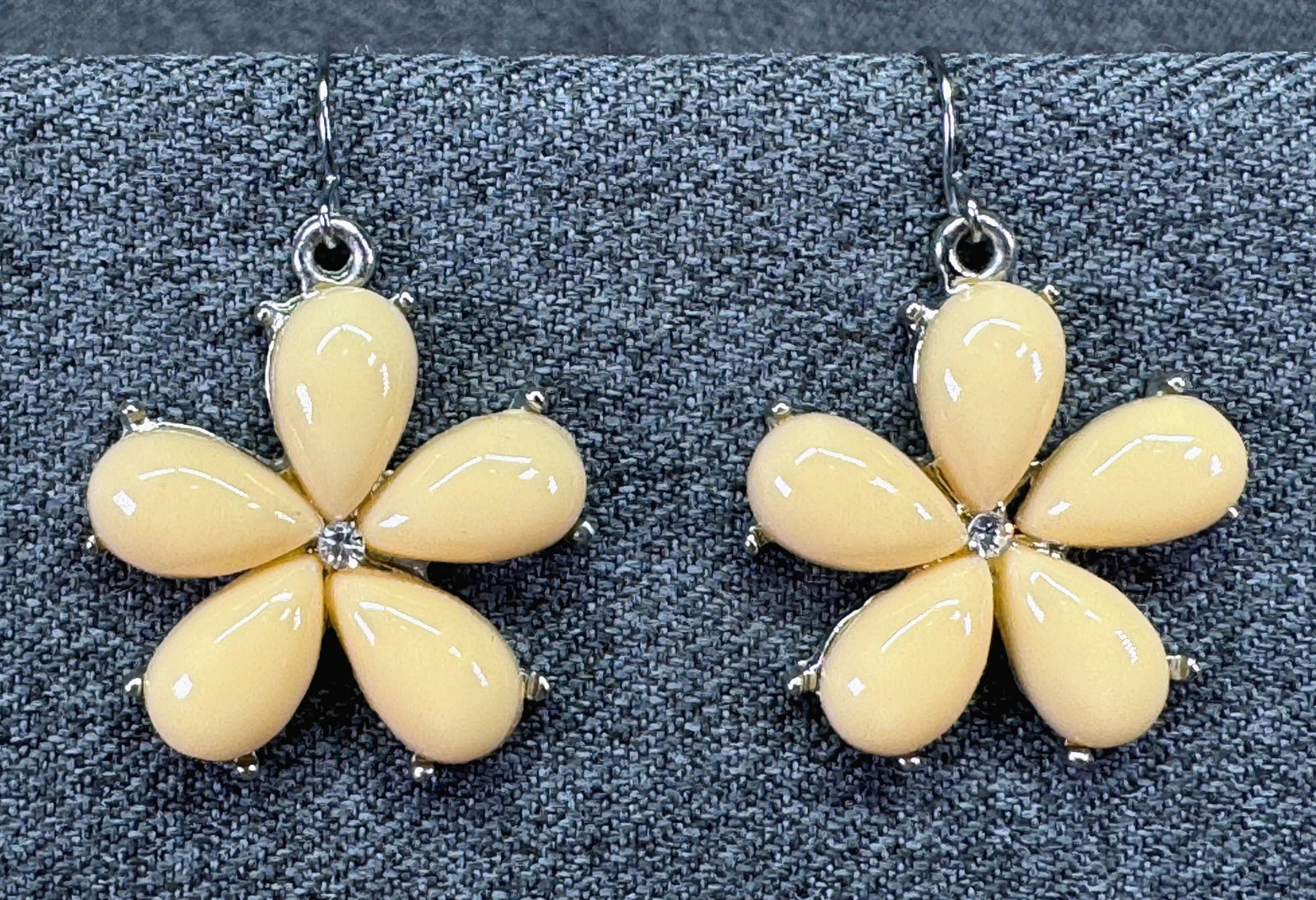 Creamy Resin Rhinestone Flower Dangle Earrings. *p: Creamy Resin Rhinestone Flower Dangle Earrings. Silver-tonr. Unmarked. For measures please refer to the pictures taken with a measuring tape. Weight: 8 Grams. IN HOUSE FLAT SHIPPING & HANDLING COST WI
