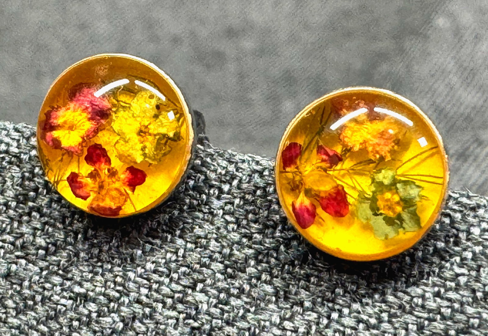Vintage Resin Botanical Dried Flower Stud Earrings. *p: Vintage Resin Botanical Dried Flower Stud Earrings. Silver plated. Unmarked. For measures please refer to the pictures taken with a measuring tape. Weight: 3 Grams. IN HOUSE FLAT SHIPPING & HANDLING C