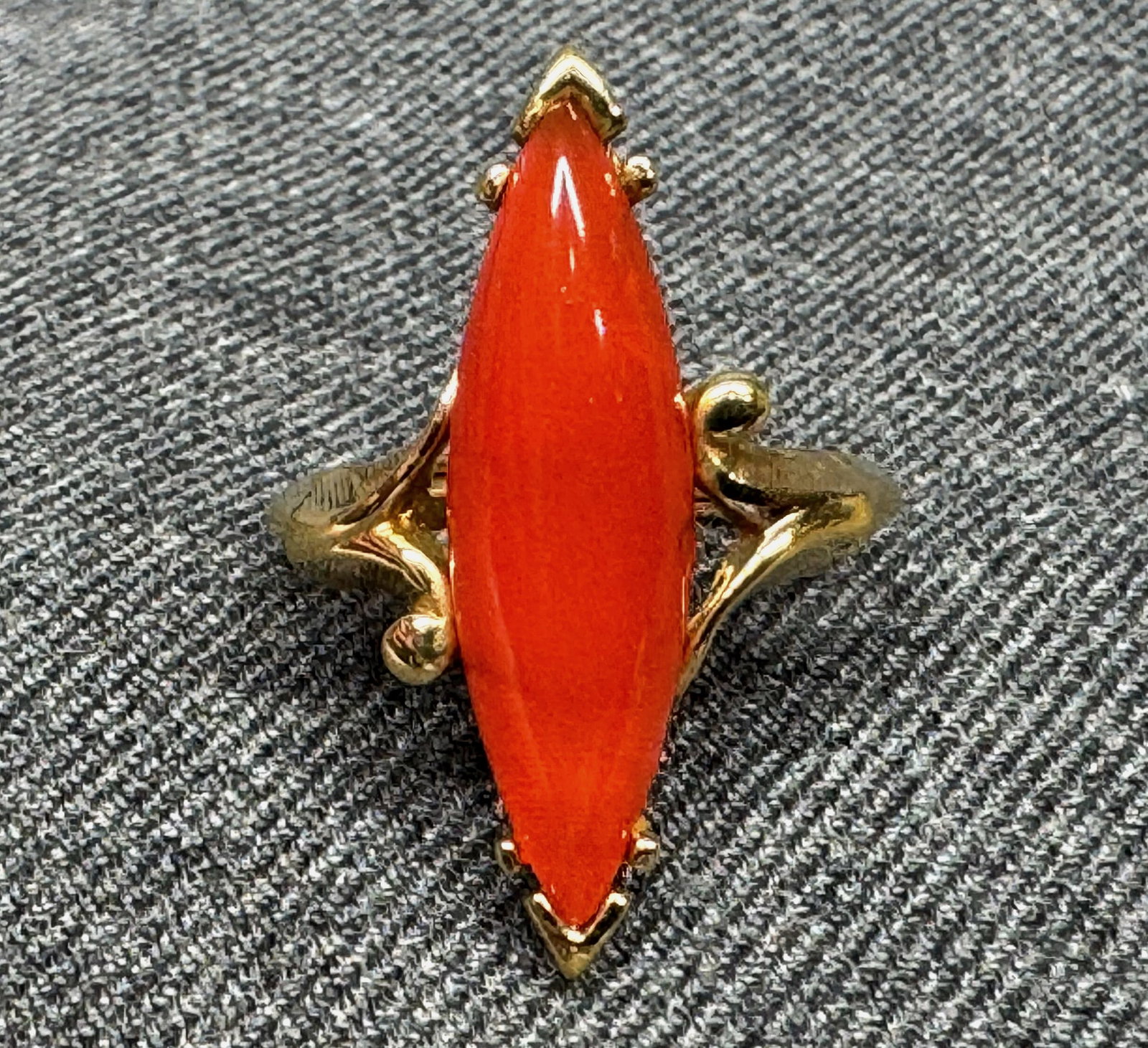 Avon Vintage 1970s Gold Tone Earthstone Carnelian Glass Marquise Ring. #p: Avon Vintage 1970s Gold Tone Earthstone Carnelian Glass Marquise Ring. Marked. For measures please refer to the pictures taken with a measuring tape. Weight: 5 Grams. IN HOUSE FLAT SHIPPING & HANDLING