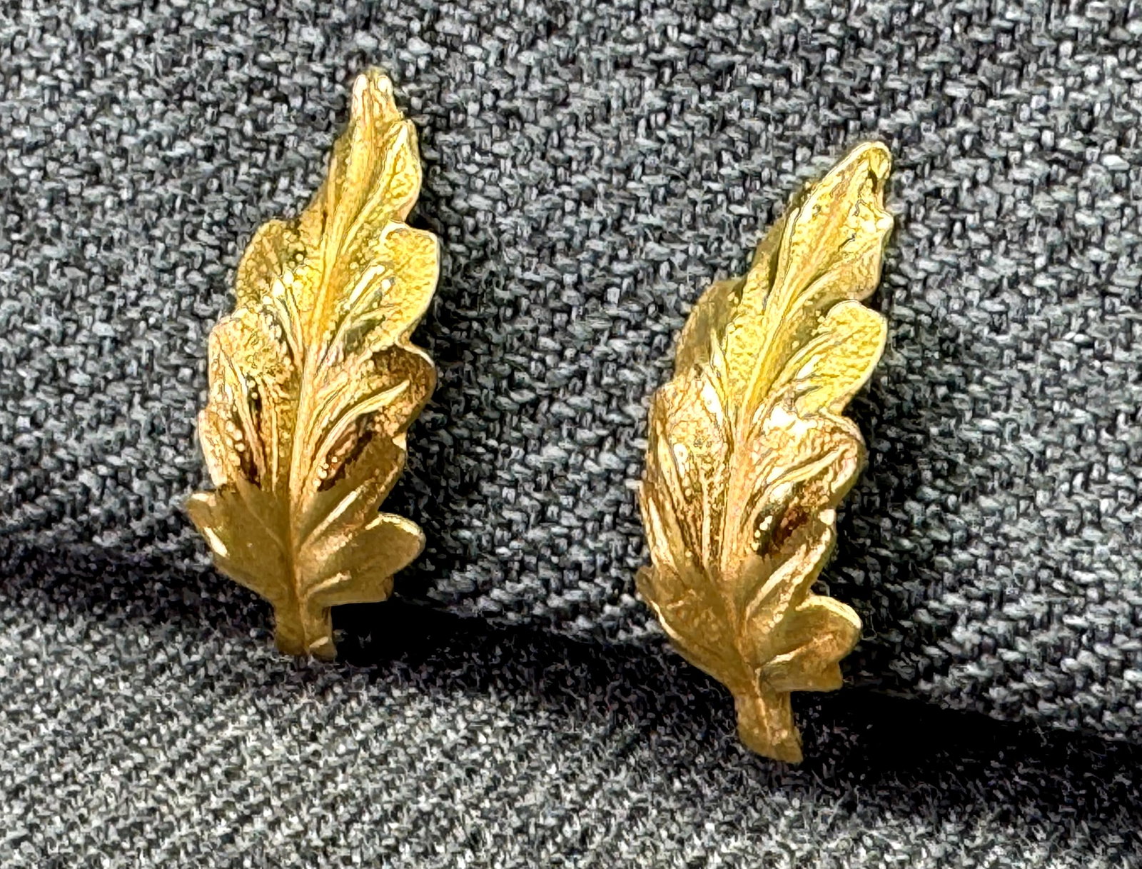 Vintage Gold-Tone Textured Oak Leaf Screw Back Earrings. #p: Vintage Gold-Tone Textured Oak Leaf Screw Back Earrings. Marked. For measures please refer to the pictures taken with a measuring tape. Weight: 4 Grams. IN HOUSE FLAT SHIPPING & HANDLING COST WITHIN A