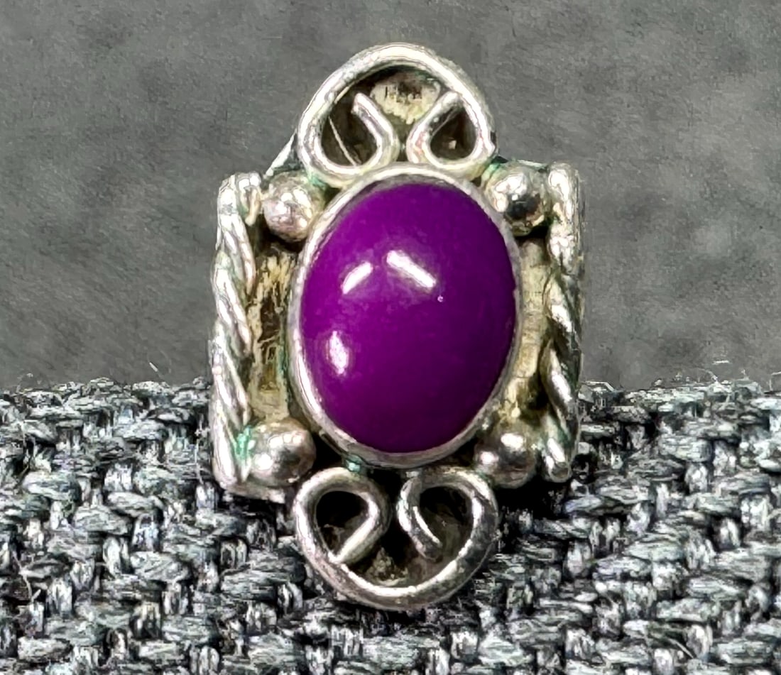 Vintage Alpaca Purple Resin Miniature Stud Single Earring. #p: Retro Sterling Silver Purple Resin Cabochon Miniature Stud Earring Unmarked. For measures please refer to the pictures taken with a measuring tape. Weight: Grams. IN HOUSE FLAT SHIPPING & HANDLING COS