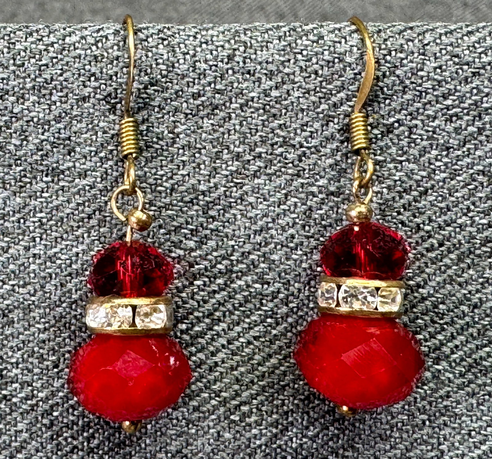 Art Deco Style Red Glass Crystal Rhinestone Dangle Earrings. #p: Art Deco Style Red Glass Crystal Rhinestone Dangle Earrings. Gold-tone. Unarked. For measures please refer to the pictures taken with a measuring tape. Weight: 5 Grams. IN HOUSE FLAT SHIPPING & HANDLI