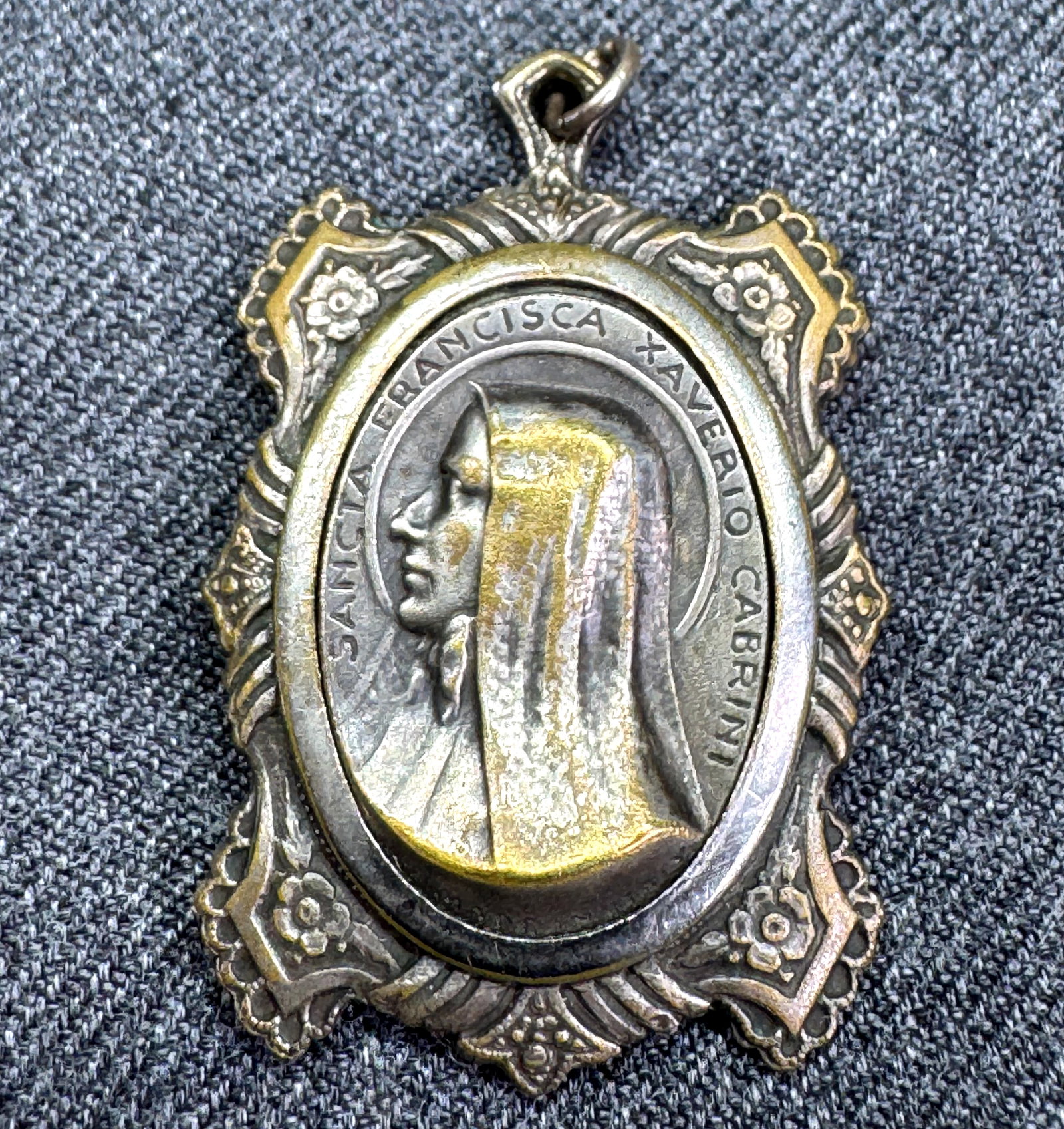 Vintage St Frances Cabrini Silver-Tone Ex Indumentis Relic Medal. #p: Vintage St Frances Cabrini Silver-Tone Ex Indumentis Relic Medal. Unmarked. For measures please refer to the pictures taken with a measuring tape. Weight: 9 Grams. IN HOUSE FLAT SHIPPING & HANDLING CO