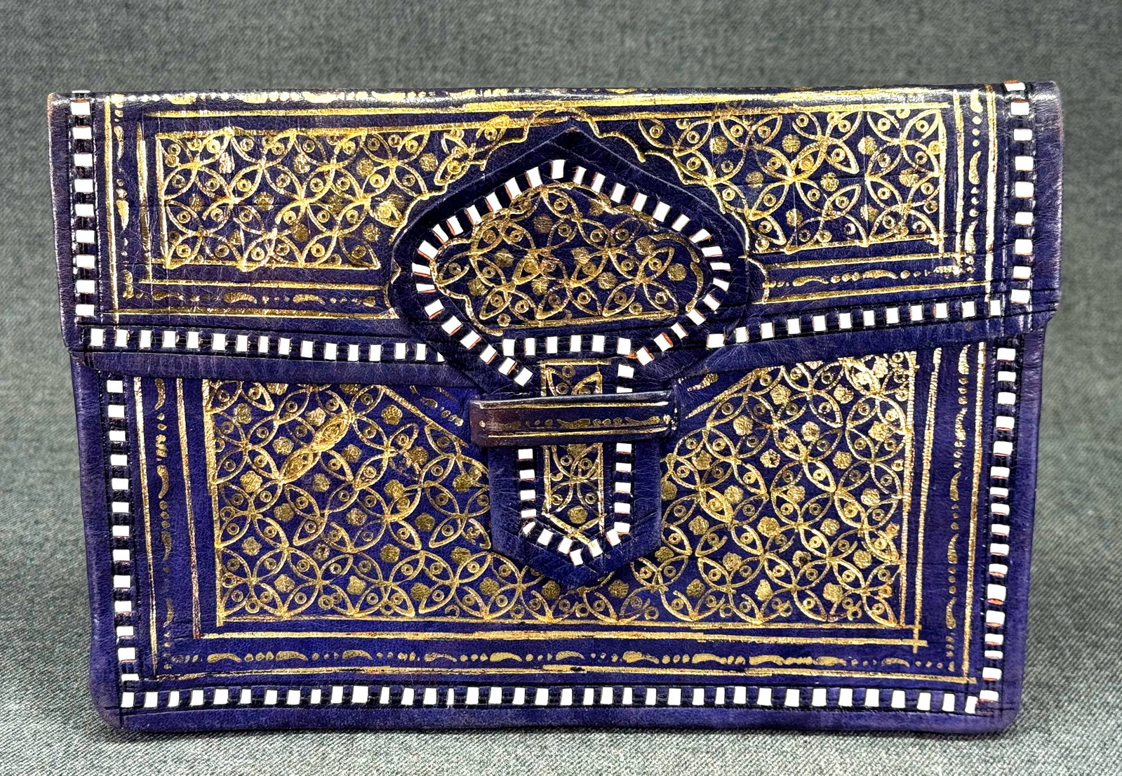 Moroccan Vintage Purple Gold Embossed Leather Wallet Clutch Purse. *p: Moroccan Vintage Purple Gold Embossed Leather Wallet Clutch Purse. Two interior spaces, one back pocket . Unmarked. For measures please refer to the pictures taken with a measuring tape. Weight: Grams