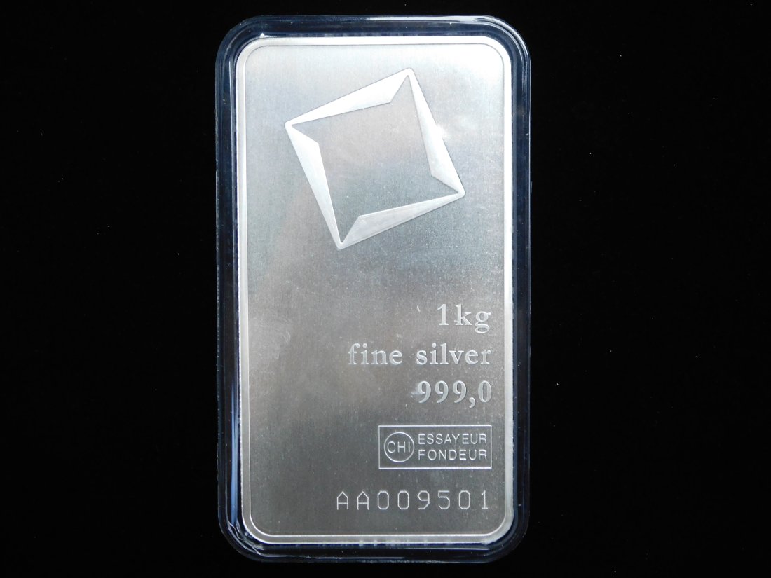 Valcambi 1 Kilo 32.15 troy oz Silver Bar .999 Fine - Sealed w/ Hard Plastic Case: Up for auction is a Valcambi 1 Kilo .999 Fine Silver Bar Sealed with Hard Plastic Case. | Total Weight: 32.15 oz Troy