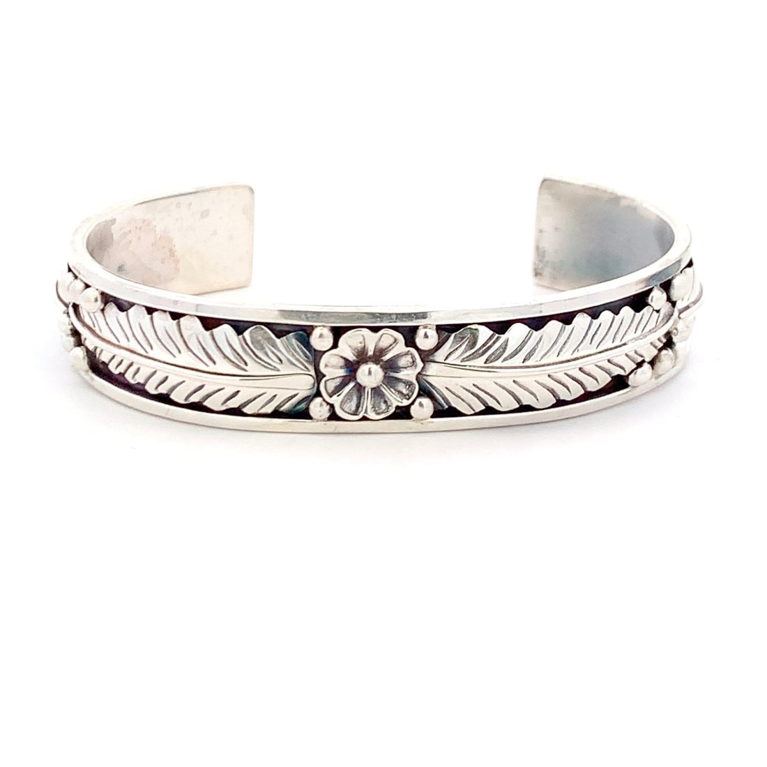 NATIVE AMERICAN BRACELET: STERLING SILVER NATIVE AMERICAN BANGLE BRACELET WITH A BEAUTIFUL FLOWER AND LEAF PATTERN WEIGHING 22 GRAMS