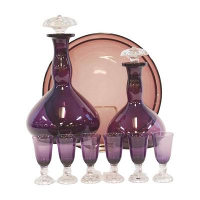 9 PC FOSTORIA AMETHYST LIQUOR SET 1930s: Vintage 1930s Fostoria Blown Glass Victorian Amethyst (Burgundy) Decanters, Tray and Glasses. Two Decanters with Original Stoppers 5"x9" and 4"x7 1/2". Round Tray 9 1/2". 6 Cordial Glasses. 3 1/2: Wei