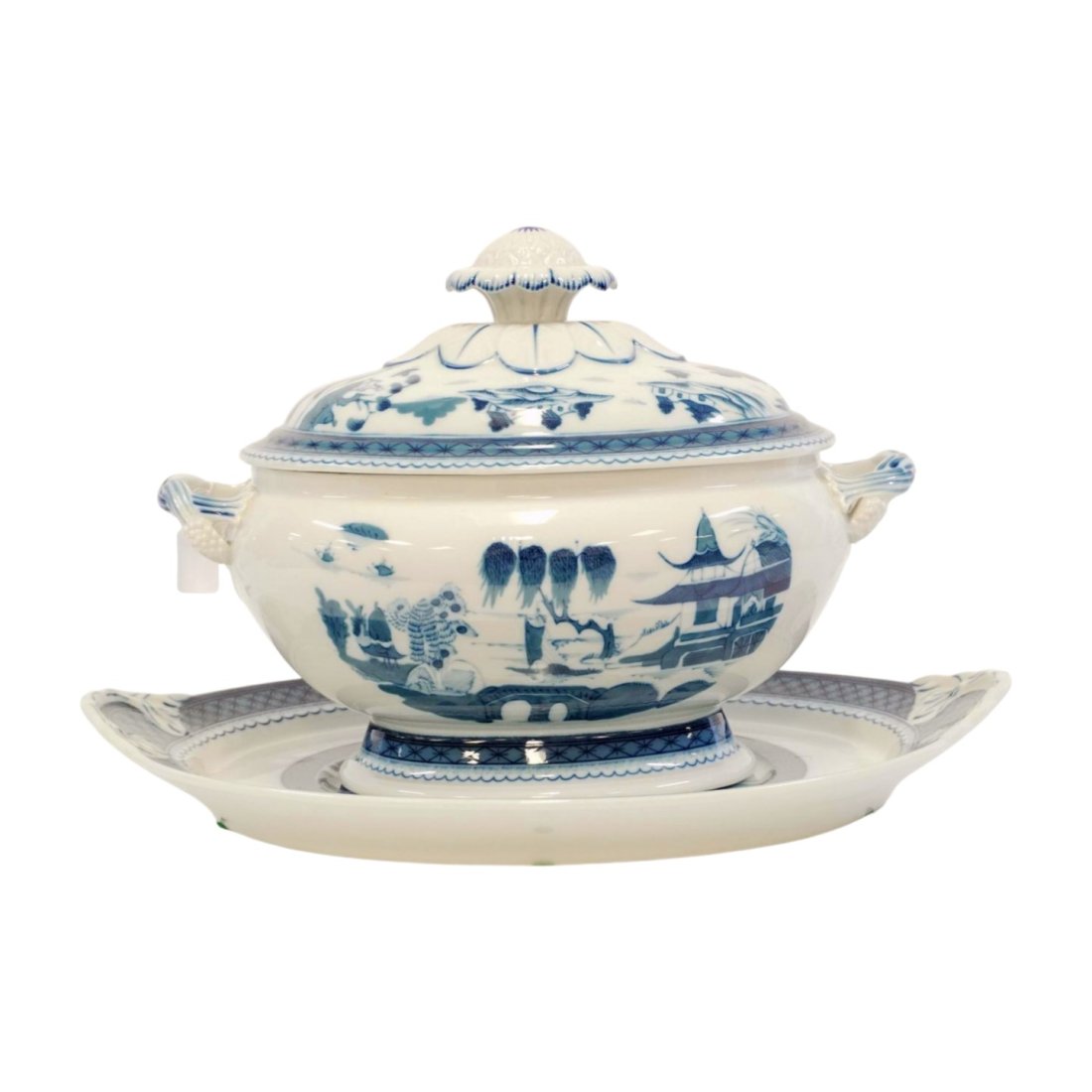 MOTTAHEDEH HISTORIC CHARLESTON TUREEN CANTON: Mottahedeh Historic Charleston Porcelain "Blue Canton" Oval Tureen & Lid with Underplate. Classic Mottahedeh Blue Canton collection is named for the great Chinese trading port from which it came. Blue