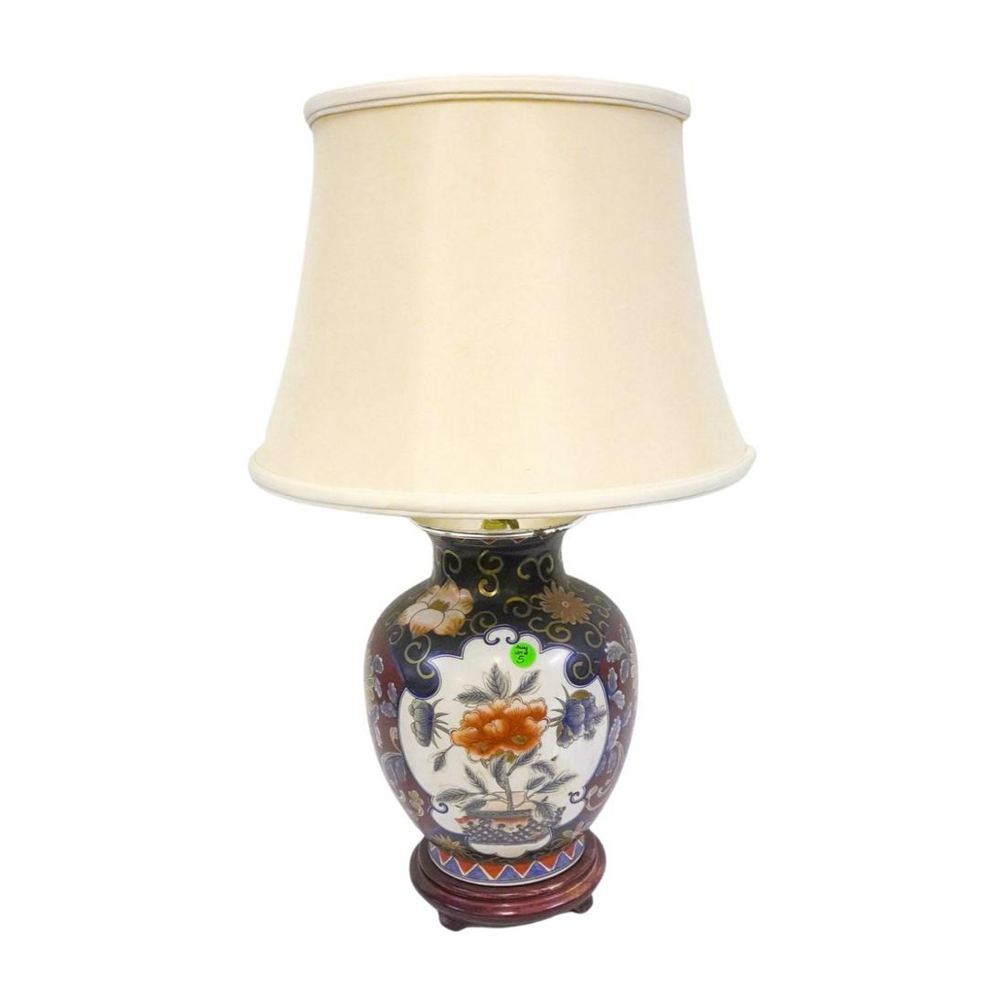 JAPANESE IMARI DESIGN VASE TABLE LAMP (1 of 2)