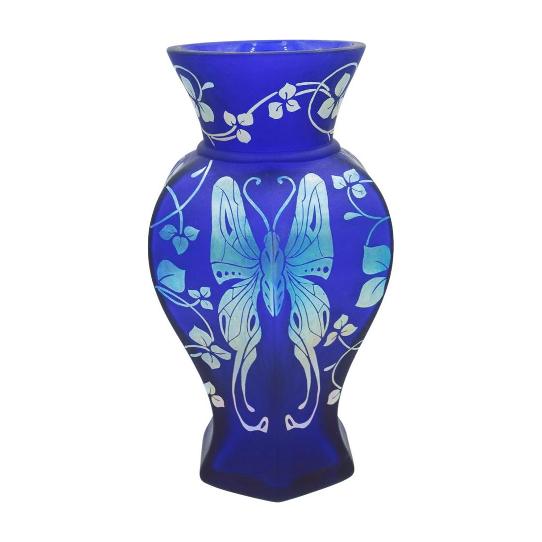 FENTON ART GLASS BLUE FAVRENE VASE 2004 (1 of 7)