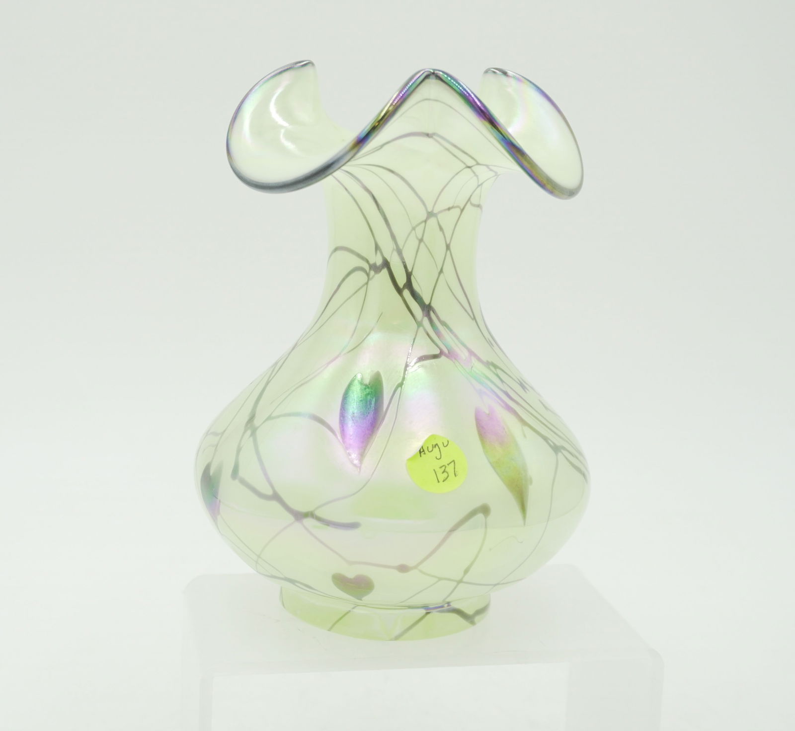 RARE FENTON CUSTARD GLASS HANGING HEARTS VASE (1 of 8)