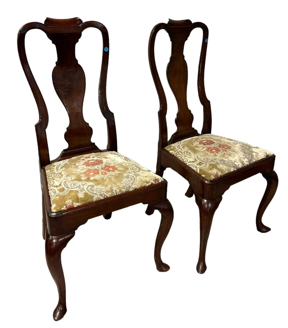 PAIR OF EXCEPTIONAL QUEEN ANNE CHAIRS: Matched pair of exceptional antique New England Queen Anne side chairs. 19"x20"x41".
