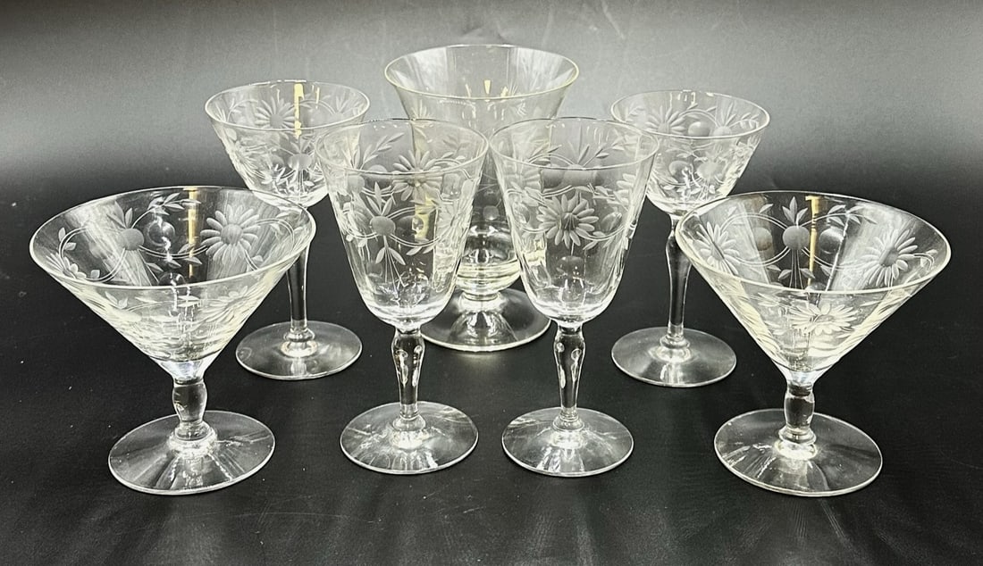 7 VINTAGE ELEGANT ERA SENECA GLASSES: 7 vintage elegant era seneca glasses featuring a beautiful floral motif. Tallest glass measures about 5.5" tall. Total lot weight is about 2 lbs.