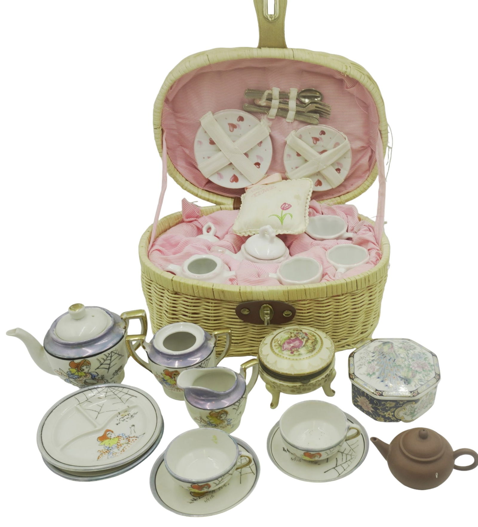 LARGE LOT OF VINTAGE DOLL TEA SETS & TRINKETS (1 of 7)