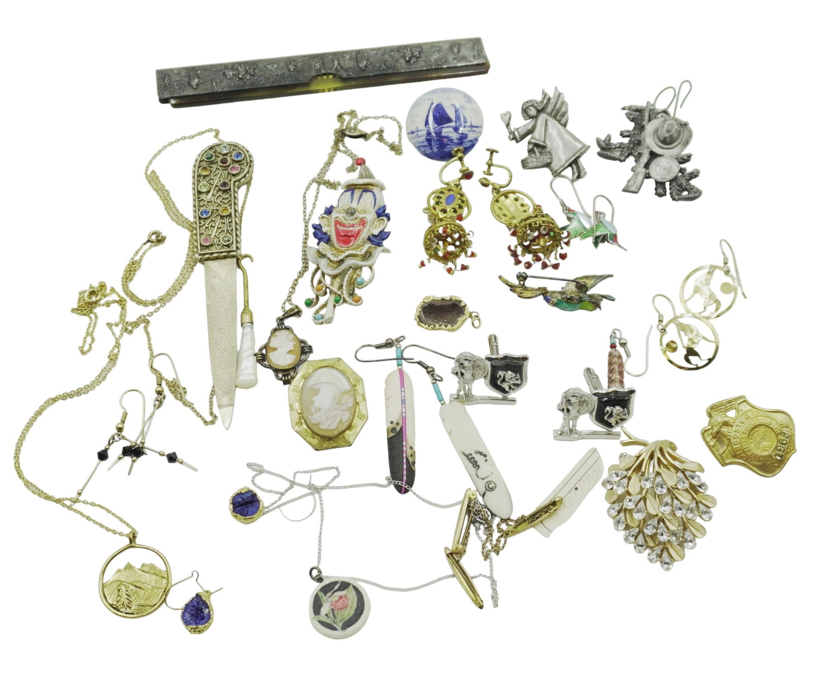 24 PC VINTAGE COSTUME JEWELRY PLUS: 24 Piece Vintage Costume Jewelry. Including Trifari Rhinestone Brooch, Jeweled Nail File, Repousse Travel Comb, Cameos, Enamels, MOP Button Hook. Delfts Brooch. Cufflinks and More. Comb 5". Weight on 