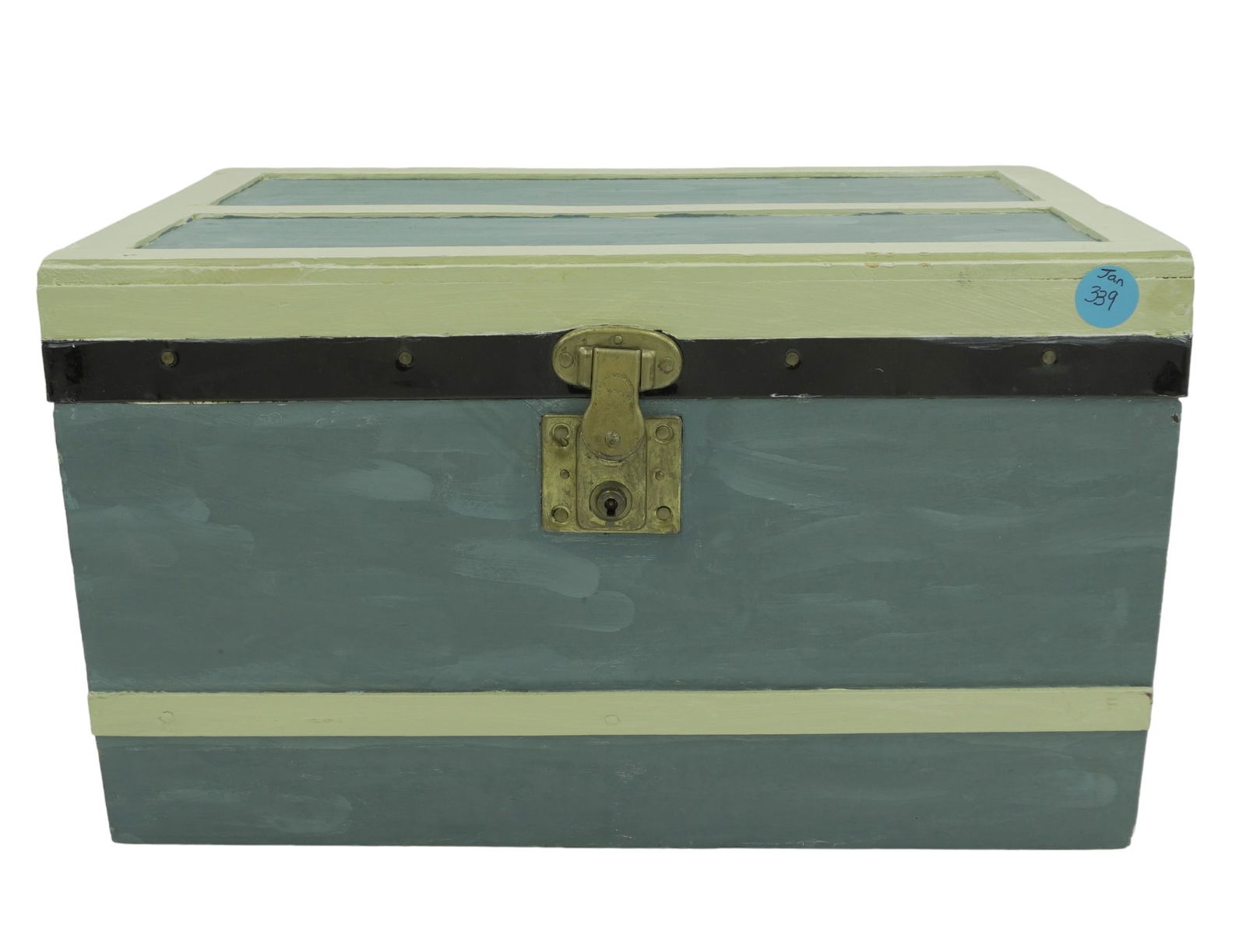 VINTAGE 1950S DOLL TRUNK: Vintage 1950s Doll Trunk with lift out tray. In very good condition. Perfect for display. Measures18"x11"x10.5". Weight 6 lbs