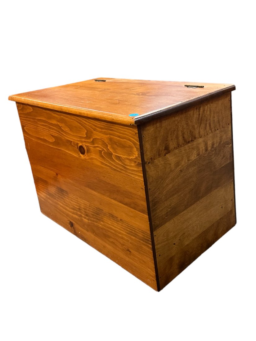 VINTAGE 1930-40S CEDAR LINED TRUNK (1 of 1)