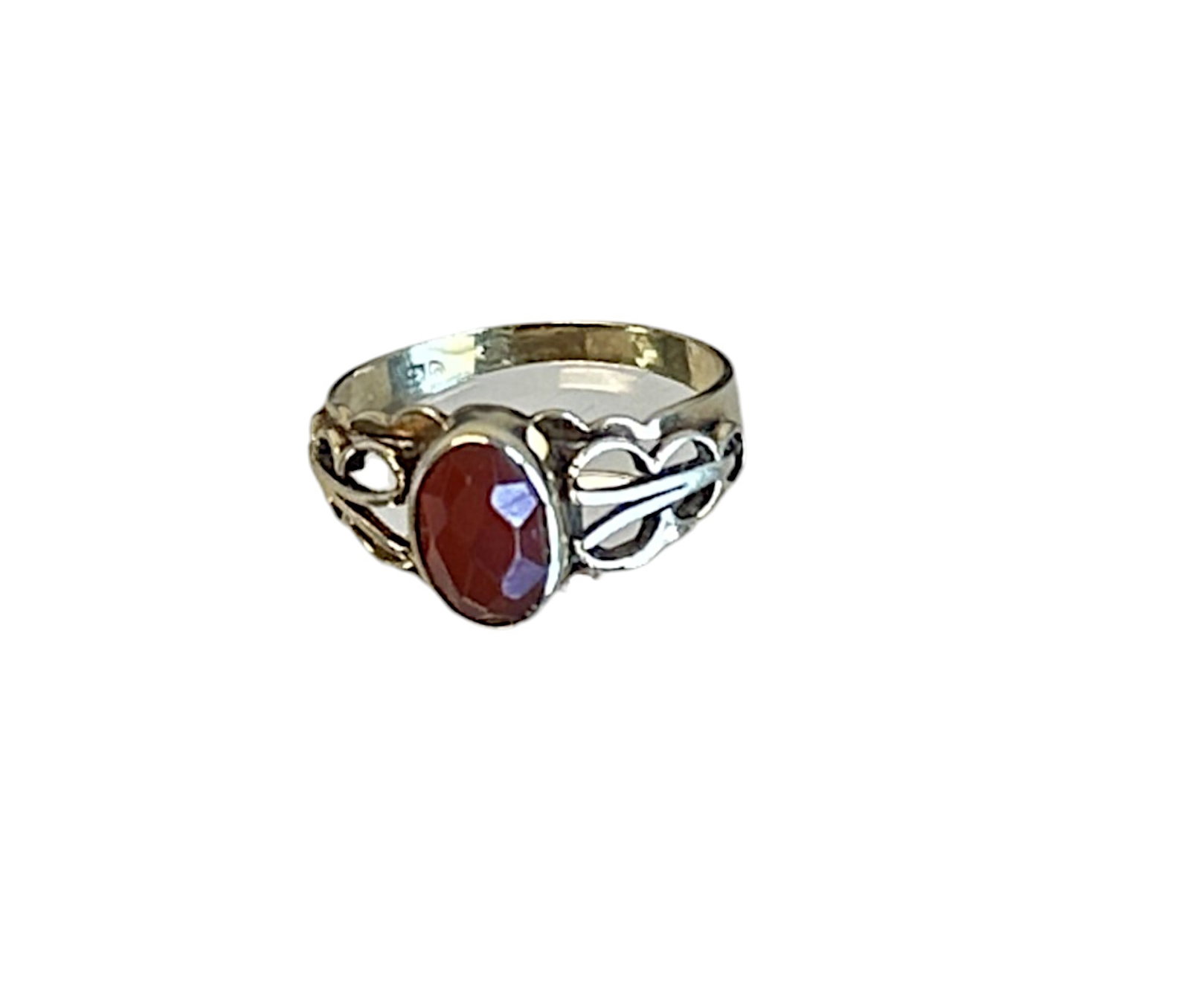 ANTIQUE ESTATE 10K CARNELIAN RING SIZE 4 7/5: Antique Estate 10k Yellow Gold Carnelian Ring. Faceted, bezel set 7.60 mm by 5.00 mm oval. Size 4 7/5. Approximate gram weight 2.18.