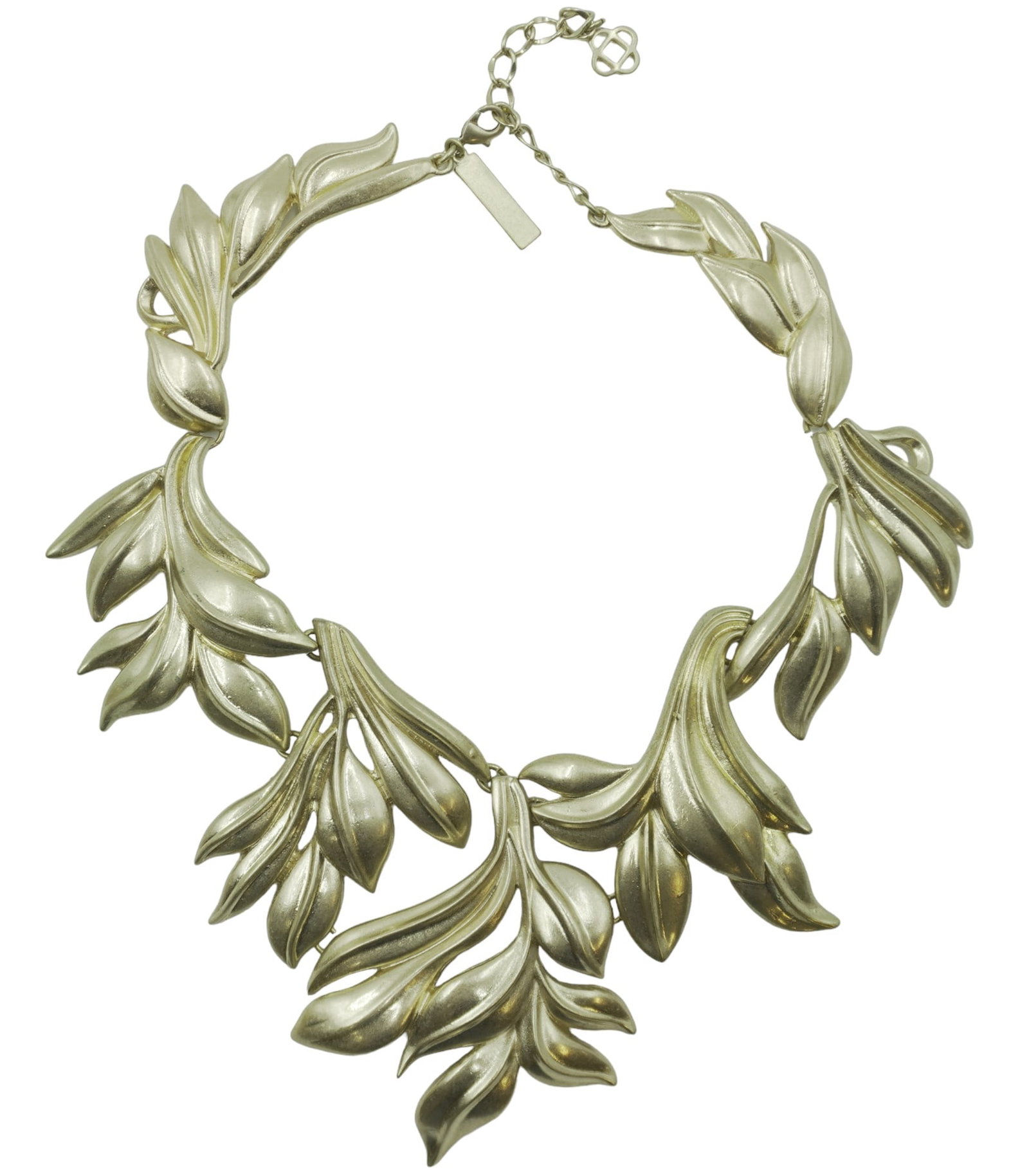 OSCAR DE LA RENTA LEAF COLLAR NECKLACE: Signed Oscar De La Renta leaf collar necklace. Beautiful leaf motifs in a collar silhouette with lobster clasp chain extender and logo charm. 24-karat yellow gold-plated pewter and brass. Approximatel