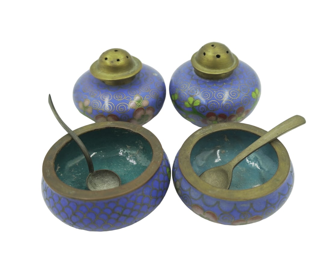 4 pc VINTAGE CHINESE CLOISONNE SALTS: 4 Vintage Chinese Cloisonne Salts. 2 Shakers and 2 Salt Cellars, 1.5" Weight on all 5 oz