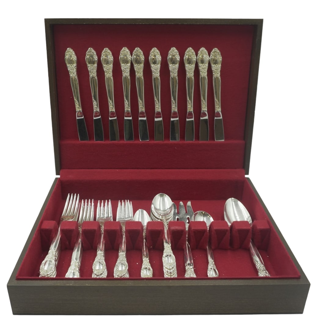 50 PC MID CENTURY ONIEDA SILVERPLATE FLATWARE: 50 Piece Vintage 1953 Onieda Ballad - Country Lane Flatware and Chest. 10 Dinner Knives, 12 Dinner Forks, 12 Salad Forks, 3 Teaspoons, 9 Oval Soup Spoons, 1 Round Cream Soup Spoon, 1 Tablespoon, 1 Pie
