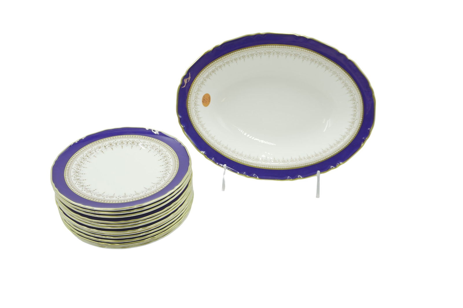 16 PC ROYAL WORCESTER REGENCY BLUE BOWLS & BREAD PLATES: 16 Piece Royal Worcester Regency Blue 3 Oval Vegetable Bowls 10 1/2" and 13 Bread and Butter Plates 6 1/8". Cobalt Blue On White With Gold Decor. Excellent condition. Weight 8 lbs 7 oz.