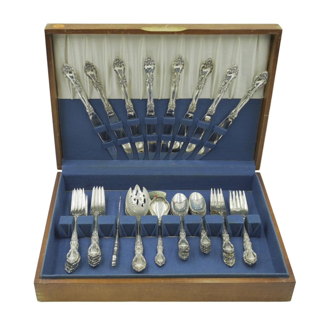 42 pc LUNT STERLING SILVER BELVEDERE FLATWARE: 42 Piece Sterling Silver Flatware Set by Lunt in the Belvedere Pattern. Includes 10 Dinner Forks 7 3/8". 10 Knives 9 1/8". 8 Salad Forks 6 3/4". 10 Teaspoons 6 1/8". 1 Sugar Spoon 6 1/8". 1 Cold Meat 