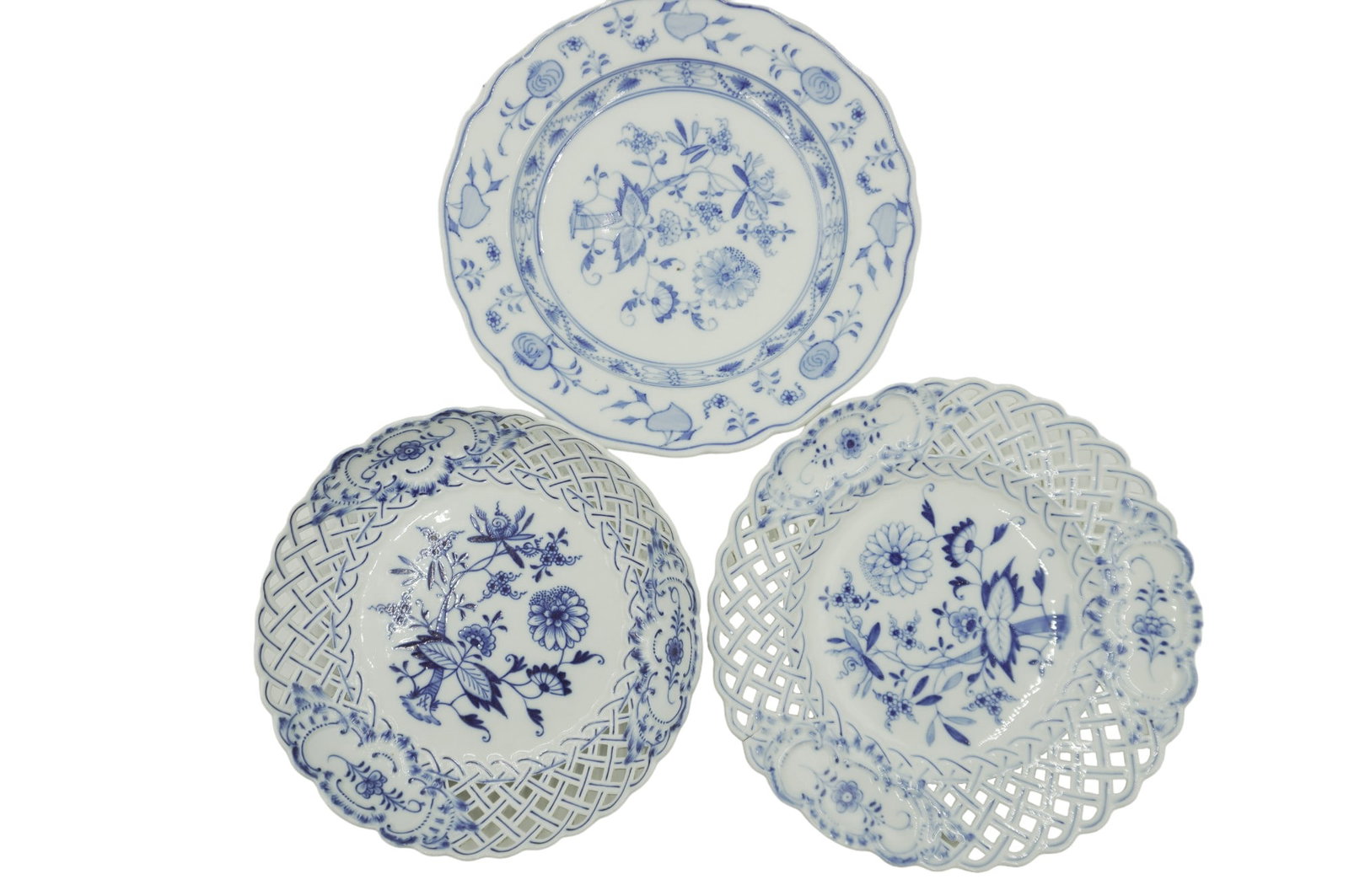 3 ANTIQUE & VINTAGE MEISSEN BLUE ONION: 1 - Meissen Blue Onion Lattice Rim Bowl 8.25"x8.25"x1.75". Excellent Condition. 2- Antique Meissen Blue Onion Scalloped Rim Plate 9.5"x9.5". Excellent Condition. 3- Meissen Lattice Rim Plate 9.25"X9.2