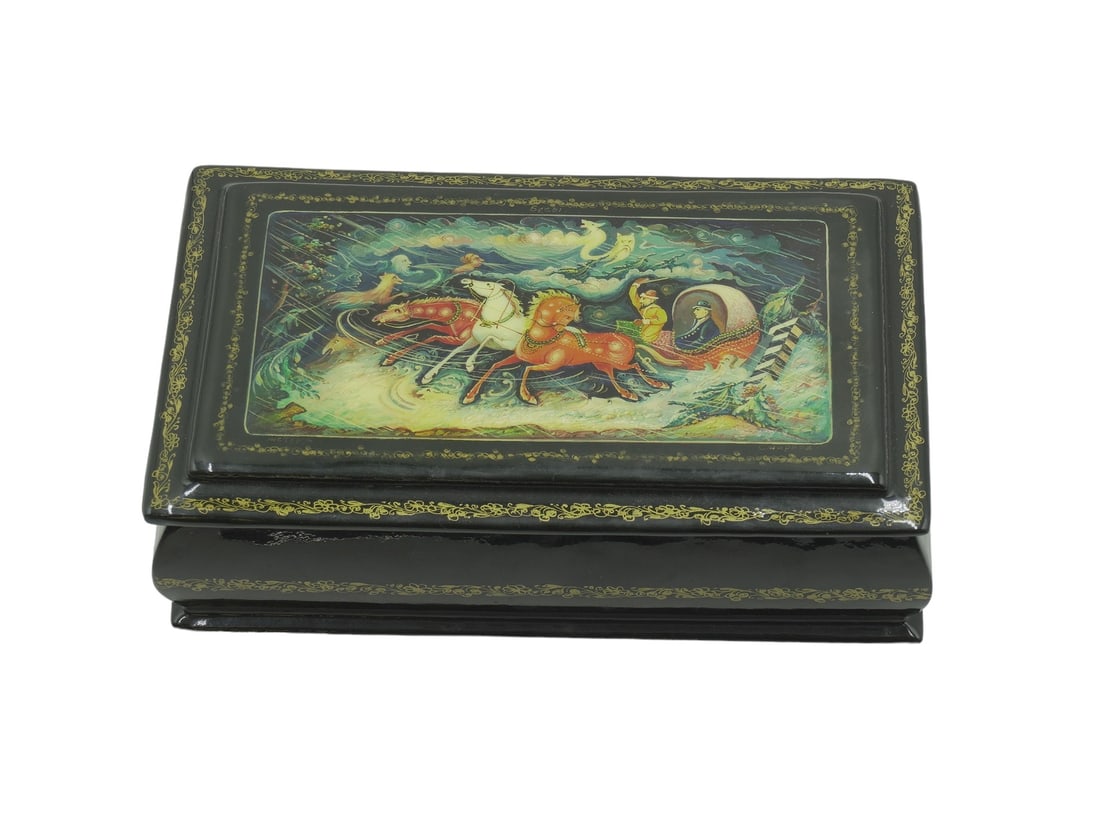 VINTAGE RUSSIAN PALEKH HAND PAINTED LACQUER BOX (1 of 2)