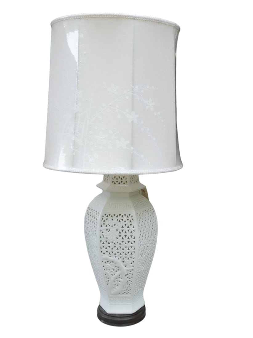 LARGE CHINESE BLANC DE CHINE PORCELAIN TABLE LAMP (1 of 6)
