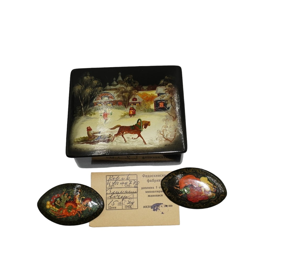 VINTAGE FEDOSKINO RUSSIAN LACQUER BOX & 2 BROOCHES (1 of 8)