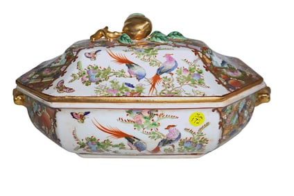 LARGE CHINESE EXPORT FAMILLE ROSE TUREEN