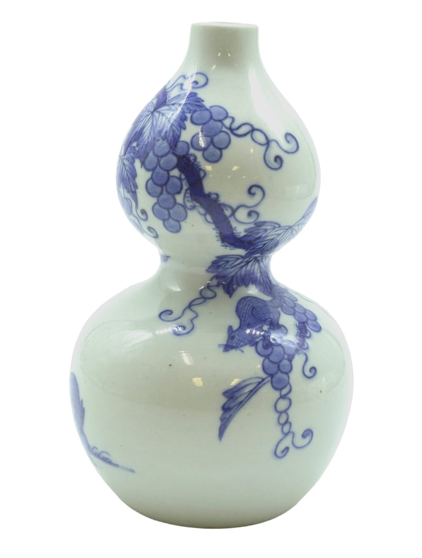 CHINESE HAND PAINTED KANGXI VASE SQUIRREL & GRAPES (1 of 6)
