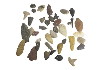 LARGE GROUP NATIVE AMERICAN ARROWHEADS IN TREASURE CHEST