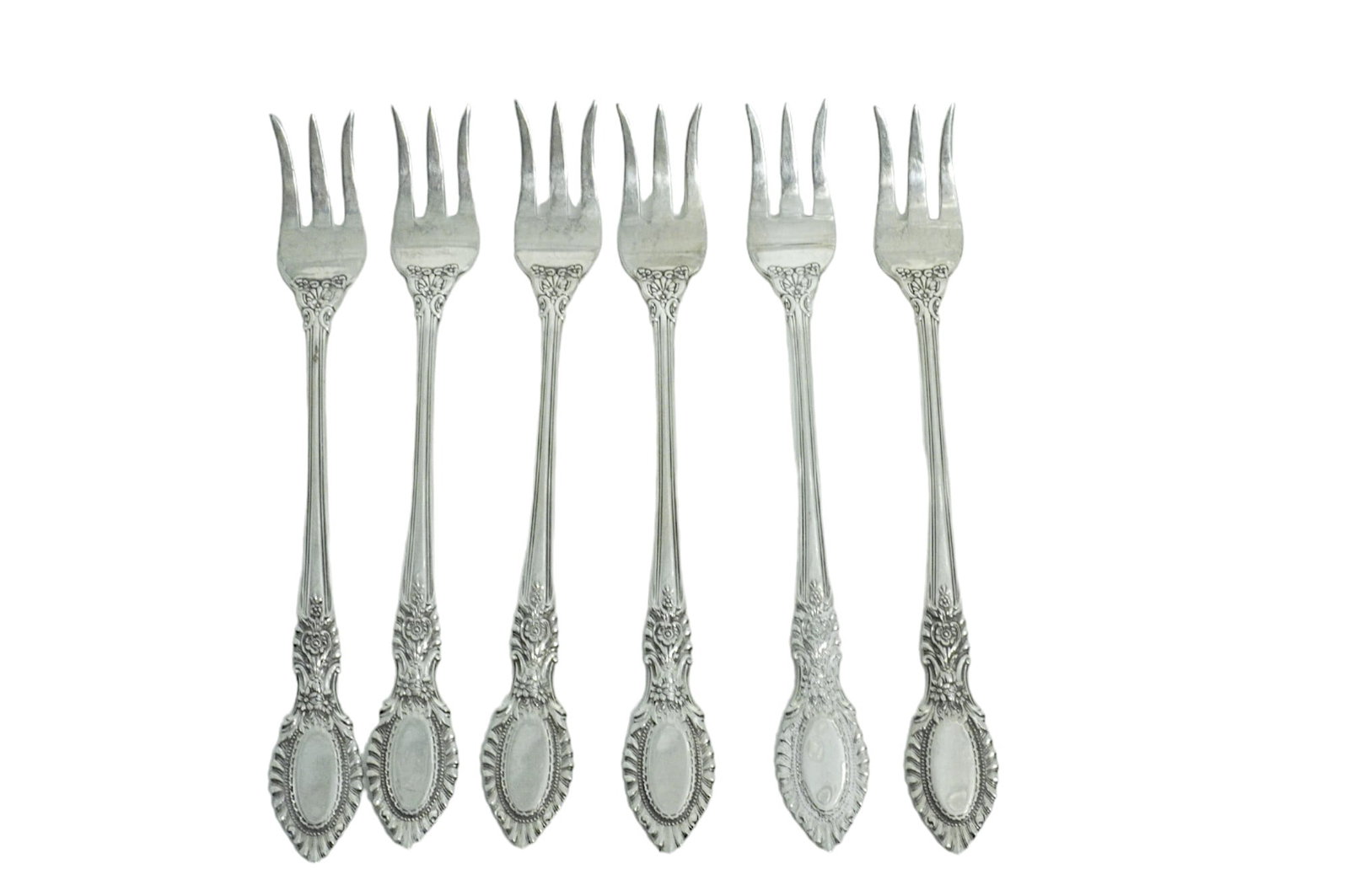 6 STERLING SILVER GUILDHALL REED & BARTON OYSTER FORKS: Six (6) Vintage 1941 Reed & Barton Sterling Silver Oyster / Seafood Forks in the Guildhall Pattern. Each 5 1/2". Approximate silver weight 106 grams.