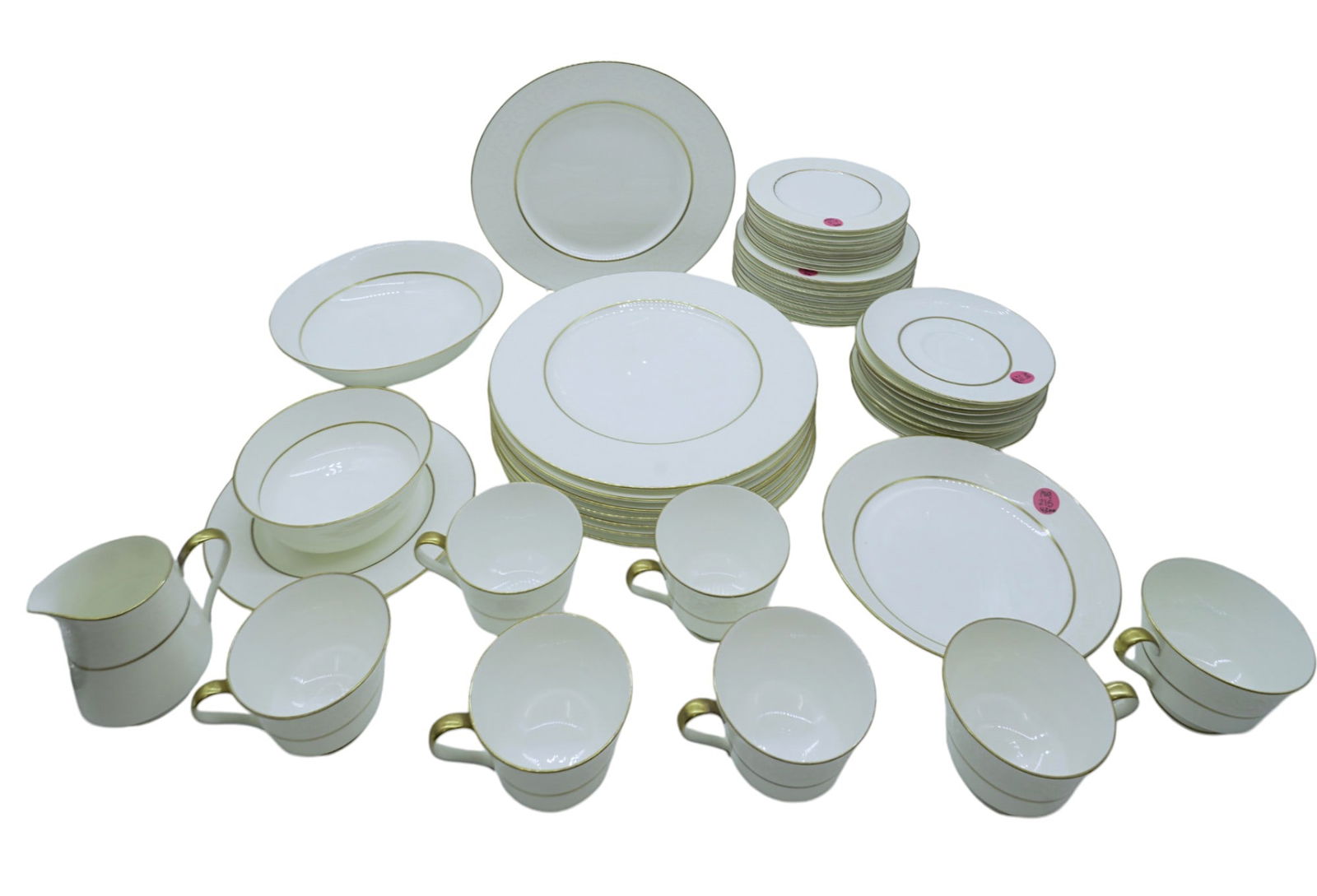 LARGE LOT MIKASA BONE CHINA IN PATTERN HUNTER 112 - 43 PIECES: 43 Pieces of Mikasa Bone China in the pattern "Hunter 112", includes: 8 Dinner Plates, 8 Salad Plates, 8 Bread & Butter Plates, 8 Saucers, 7 Cups, 1 Gravy Dish, 1 Large Serving Bowl, 1 Small Serving B