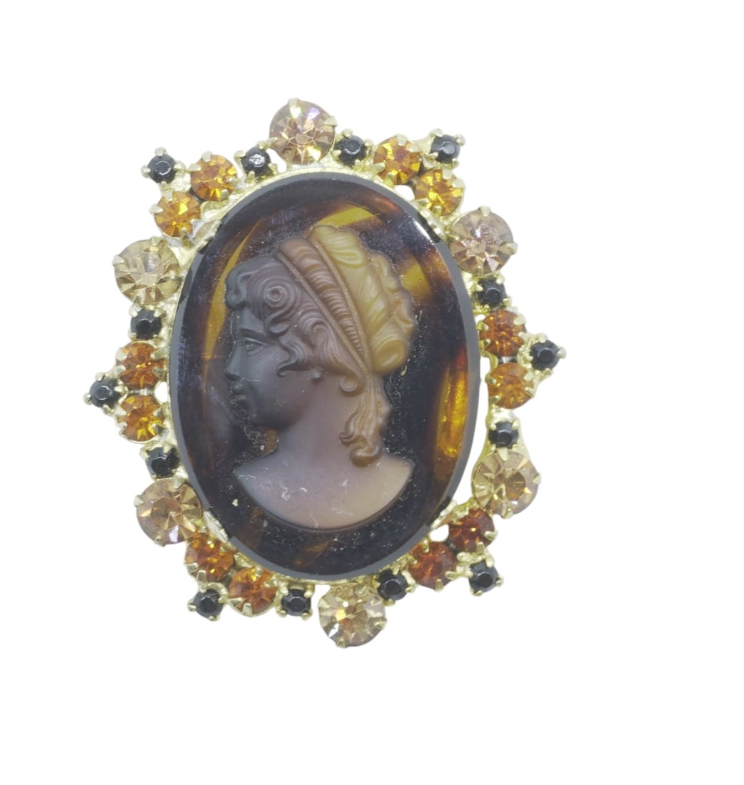 VINTAGE RARE JULIANA TIGER CAMEO BROOCH: Vintage Rare Juliana Tiger Cameo Rhinestone Brooch. Measures 2" x 1.75", weighs 0.8 oz.