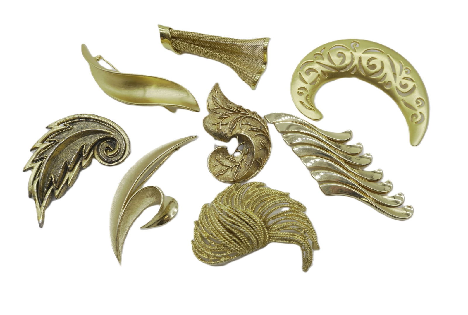 LOT VINTAGE DESIGNER AND COSTUME GOLD TONE BROOCHES - 8 PIECES (1 of 6)