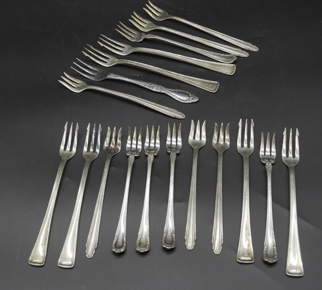 LARGE LOT ANTIQUE AND VINTAGE SILVERPLATE OYSTER FORKS - 19 PIECES (1 of 7)