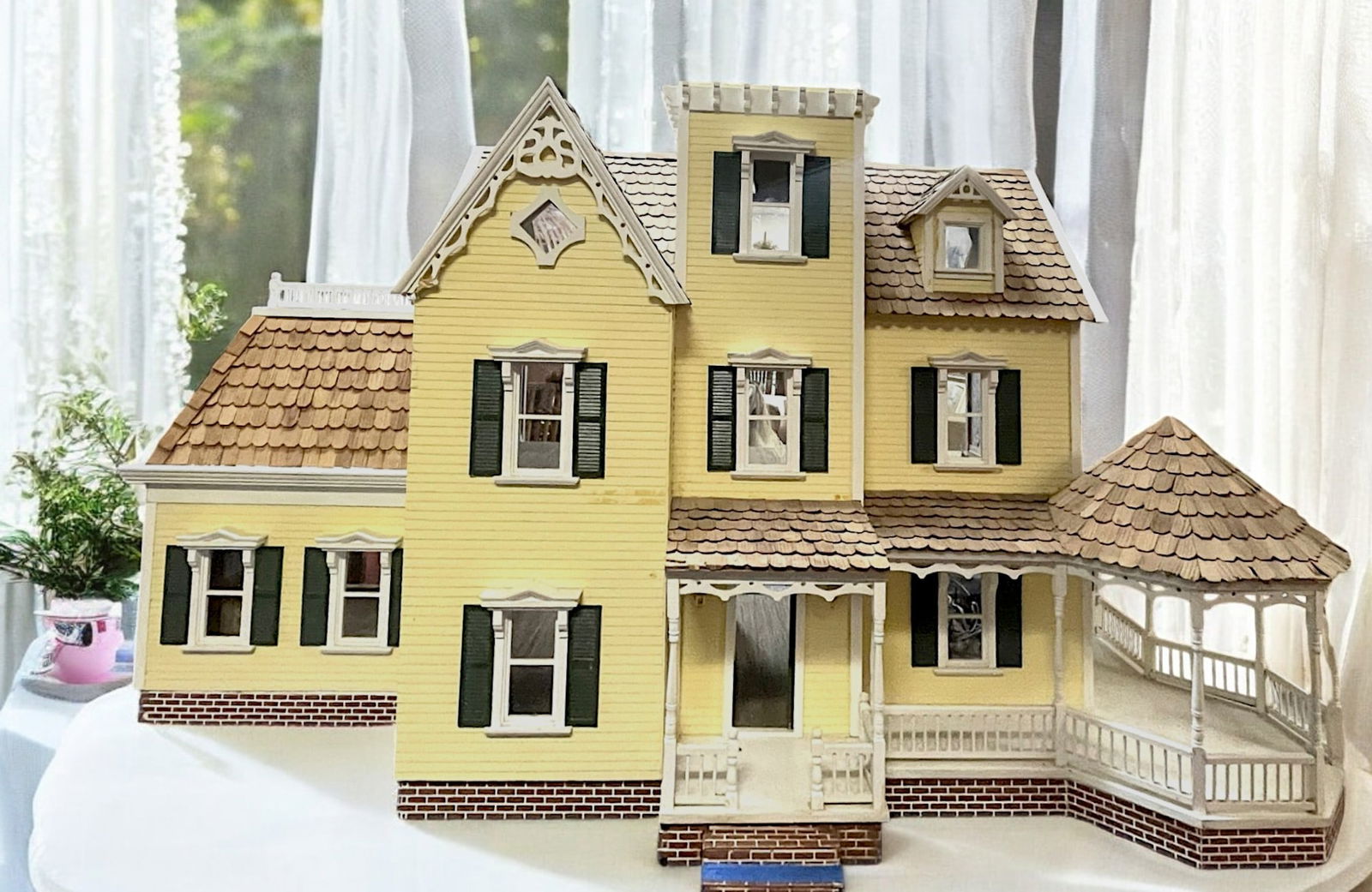 LARGE VINTAGE DOLLHOUSE WITH LIGHTS (1 of 15)