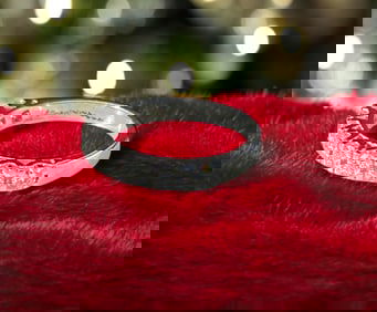 LADIES 18K WHITE GOLD DIAMOND BAND sz 6.5