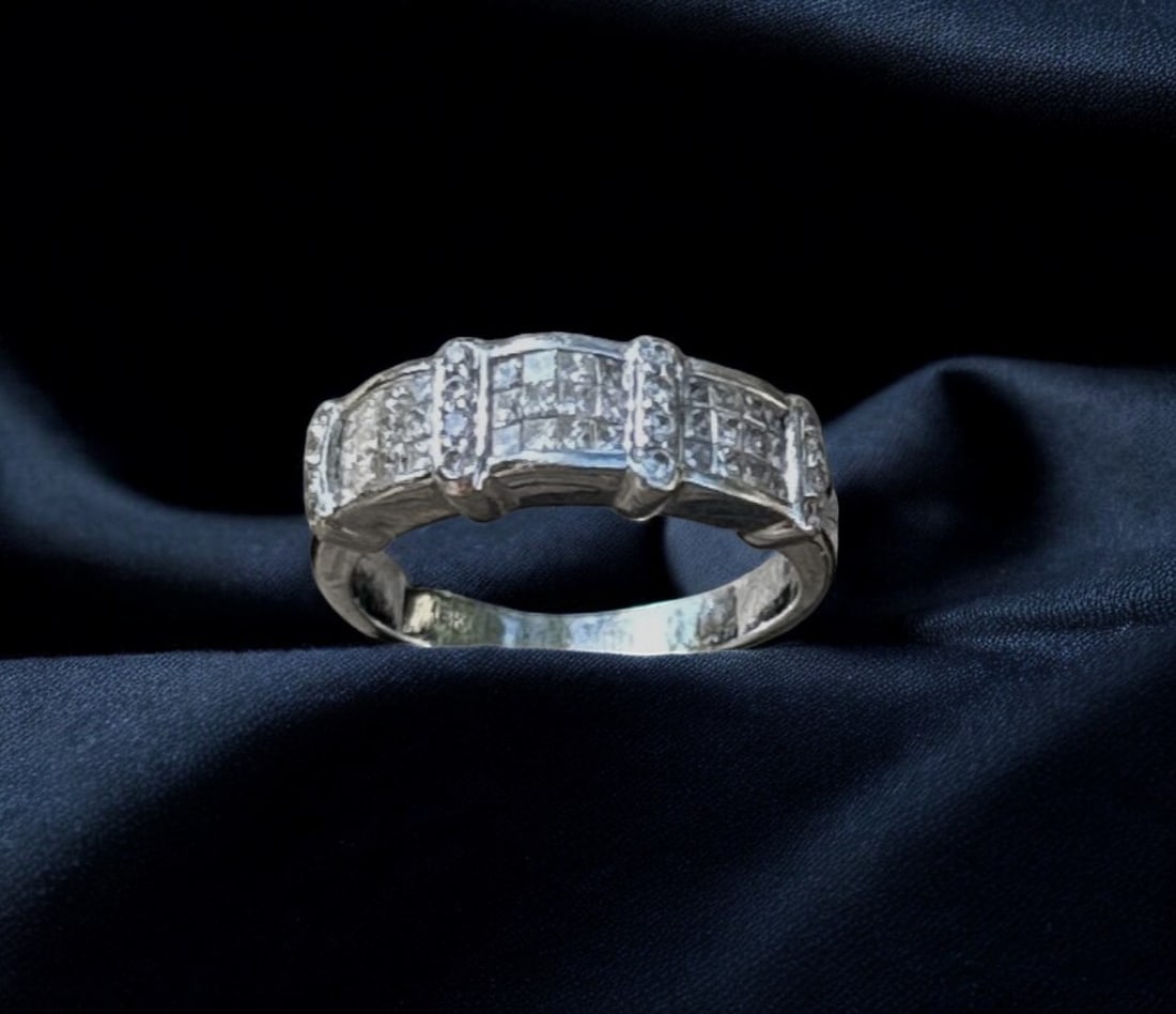 18K GOLD PRINCESS CUT AND ROUND DIAMONDS RING (1 of 3)