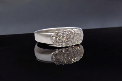18K WHITE GOLD DIAMOND RING SZ 7.5