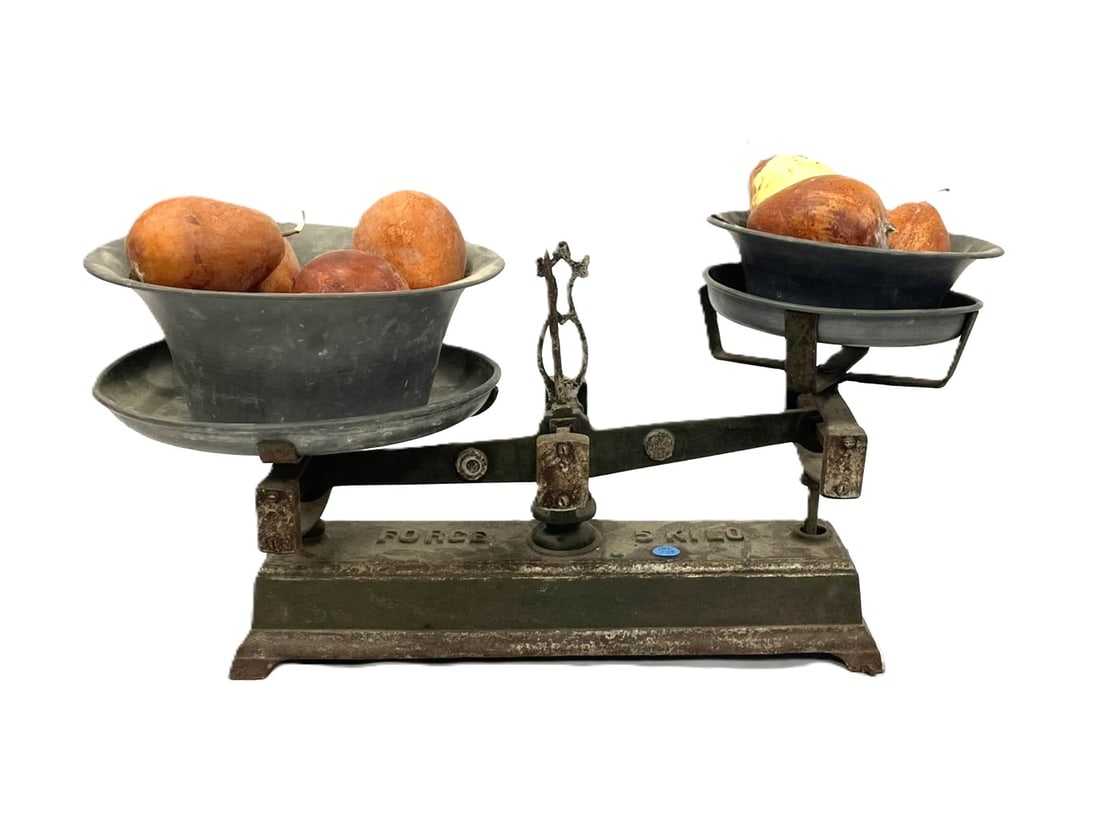 ANTIQUE FORCE CAST IRON 5 KILO SCALE: Antique Force 5 Kilo Iron Balance Scale.